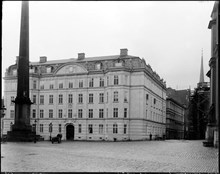 Hovförvaltningens hus vid Slottsbacken 2. Här stod tidigare Indebetouska palatset. Källargränd till höger