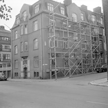 Hörnet av Valhallavägen 66 t.v. och Sköldungagatan 10