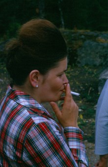 Barnens ö: Kvinna med cigarett