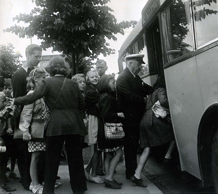 Barn i kö till buss