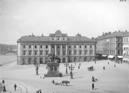 Gustav Adolfs Torg, Arvfurstens palats