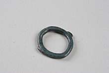 Ring (Brons), arkeologiskt fynd nummer 2, anläggning nummer 2  i fornlämning RAÄ 134, Spånga socken