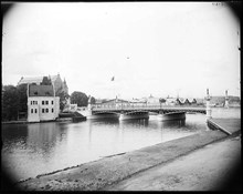 Djurgårdsbron från öster. Stockholmsutställningen tv. I bakgrunden Nordiska museet