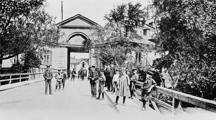 Barn framför tullporten vid Hornstull, sedd från gamla Liljeholmsbron.