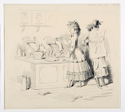 Två kvinnor vid en köksbänk, den ena läser, den andra vrider på kranen till en mat-automat