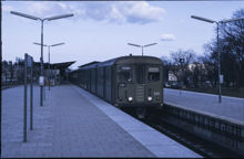 Grönt tunnelbanetåg vid Åkeshovs tunnelbanestation år 1978