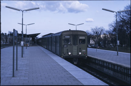 Grönt tunnelbanetåg vid Åkeshovs tunnelbanestation år 1978