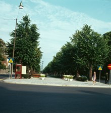 Karlavägen österut från Engelbrektsgatan. Kvinna vid övergångsställe