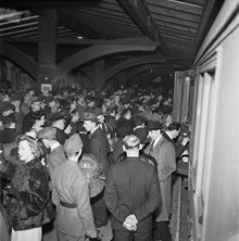 Fredsdagen den 7:e maj 1945 i Stockholm med trängsel längs tågperrongen på Stockholms centralstation.