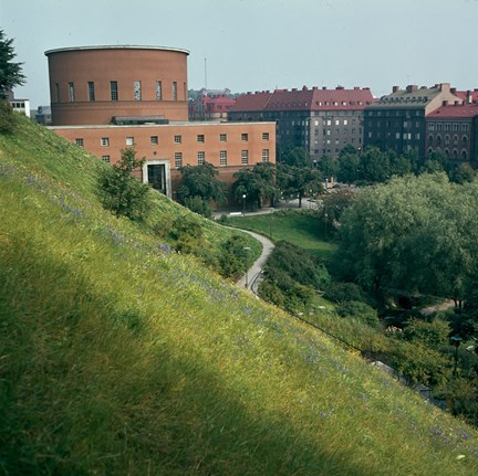 Från Observatoriekullen ned mot Stadsbiblioteket och korsningen Odengatan-Sveavägen