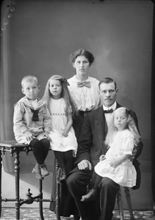 Grupporträtt av familjen G R Karlsson med man, hustru och tre barn.