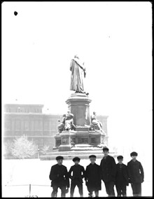 Humlegården vintertid och Fritjof Kjellbergs staty av Carl von Linné