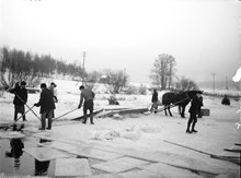 Isupptagning på Djurgårdsbrunnsviken.