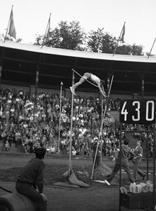 Stadion. Olympiska övningar. Ragnar ""Ragge"" Lundberg hoppar stav. Lundberg fick sedan bronsmedalj i OS i Helsingfors detta år, 1952