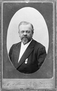 Porträtt på visitkort av folksskollärare Johan Olof Lindgren som år 1870 grundade Lindgrenska Trasskolan i Stockholm.