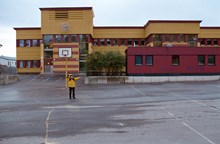 Ett barn skjuter pilbåge på Gullingeskolans skolgård i Tensta