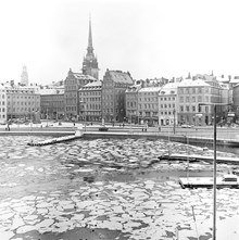 Vy över Riddarfjärdens is mot Kornhamnstorg. I fonden Tyska kyrkans torn