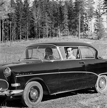 Herbert Lindgren med dottern i familjens Opel Rekord