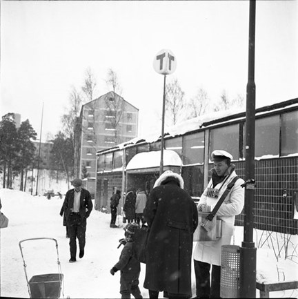 Korvgubbe vid Hässelby strands tunnelbanestation 1960