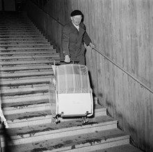 Stureby, tunnelbanestationen. Barnvagnar provas i trapporna. Fil. dr. Vilhelm Irgens Pettersson demonstrerar sin uppfinning; en barnvagn som kan gå i trappor