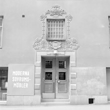 Portal och del av fasad på Birkagatan 17