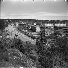 Spårvagnståg på linje 19 kör på den provisoriska banan bredvid den blivande tunnelbanan 1951