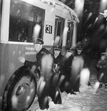 Snöstorm i Stockholm.  Bussbogsering av personal vid Marieberg