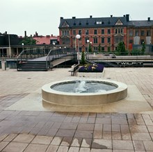 Liten fontän mellan första och andra Hötorgshuset. Vy åt V mot första gångbron över Sergelgatan. I fonden fasaden av Slöjdgatan 9.