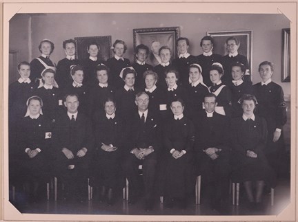 Svartvitt fotografi på elever som tar examen vid Barnmorskeläroanstalten i Stockholm 29 juli 1945
