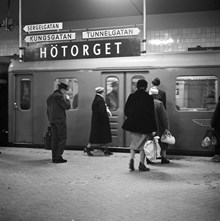 Perrong på T-banestationen Hötorget. Resenärer och inkommande tåg