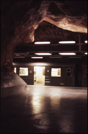 Ett tunnelbanetåg har stannat till vid Rådhusets tunnelbanestation år 1977. 