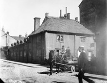 Åsögatan österut. En hästtransport vid hörnet av Östgötagatan 37 (t.h.) och Åsögatan 36. Nuv. Åsögatan 128