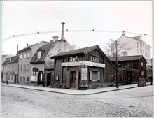 Götgatan 49 - 53 i hörnet mot Folkungagatan år 1904.