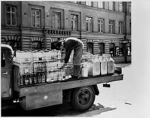 Distribution av mjölk i glas- och plåtflaskor med lastbil .