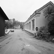 Långholmen. Byggnader vid Mälarvarvet. T.h. står ett vägmärke som användes vid högertrafikomläggningen