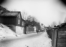 Tjärhovsgatan österut från Borgmästargatan. T.v. Tjärhovsgatan 57-61. Nuv. östra delen av Stigbergsparken