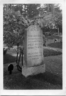 Manilla: Pär Aron Borg och Amelie Augusta Henrietta Borgs gravsten hösten 1931