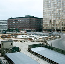 Anläggandet av fontänen vid Sergels Torg. Vy mot EPA och femte Hötorgshuset. Byggfutt i förgrunden