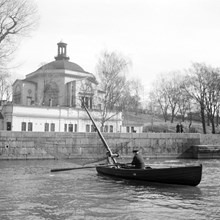 Håvfiske nedanför Skeppsholmskyrkan vid Västra Brobänken