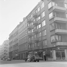 Linnégatan mot sydost från korsningen med Brahegatan. Kvarteret Repslagaren i fonden