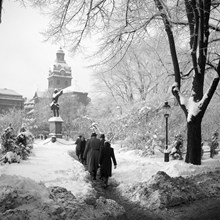 Kungsträdgården vintertid. Några personer vid Karl XII:s Torg. Jakobs kyrka i fonden