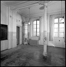 Adolf Fredriks folkskola. Skolsal, 1 tr, med kolonner av gjutjärn