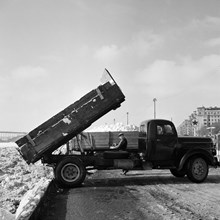 Lastbil tippar snö i Riddarfjärden vid Norr Mälarstrand