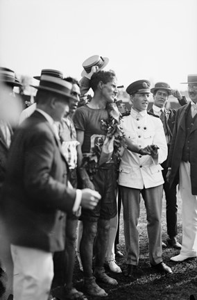 Olympiska spelen i Stockholm 1912. K.K. Mc Arthur, Sydafrika, efter segern i Marathonloppet den 14 juli.