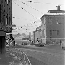 Hörnet av Hornsgatan, Götgatan och Södermalmstorg. Över korsningen hänger trådbusslinor