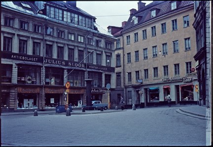 Järntorget med två byggnader. Julius Slöörs järnhandel till vänster i bild. 