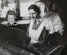Kungsholms barnkrubba - flickor med personal 1938