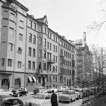 Linnégatan 75-79 och 81 med byggnadsställningar - mot Narvavägen