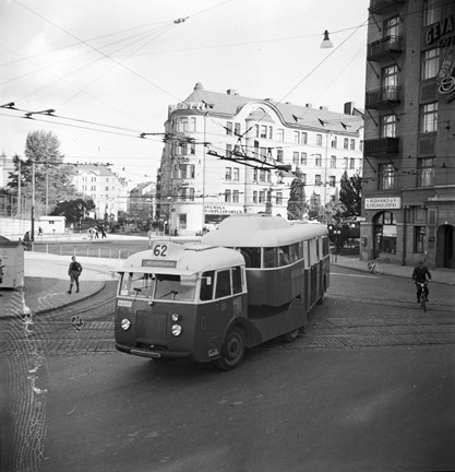 Semi-trailerbuss i trafik på Drottningholmsvägen vid Fridhemsplan på premiärdagen 16 september 1946
