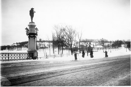 Djurgårdsbron mot Djurgården, med skidåkare. I fonden till vänster tornet Bredablick.